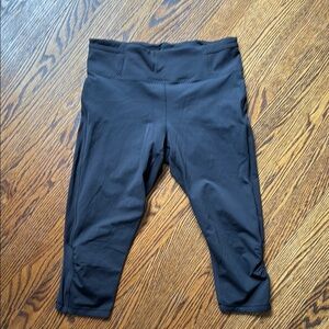 B5 lululemon athletica Women’s 8 High Rise Capri Charcoal Leggings